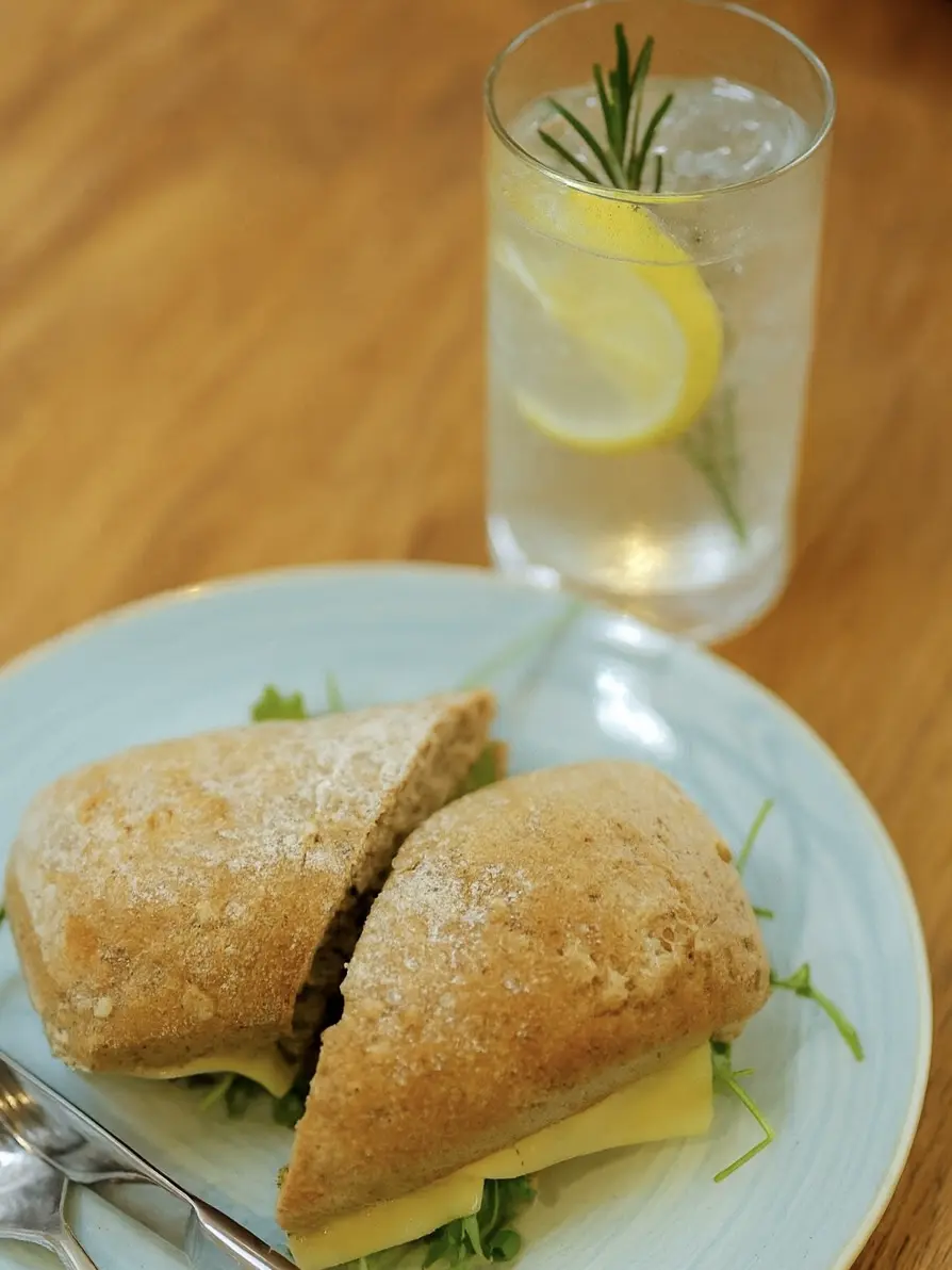 食事中のカクテル